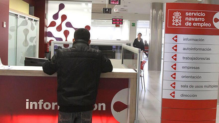 Un hombre pide información en una oficina del Servicio Navarro de Empleo. oficina de empleo. sne. inem