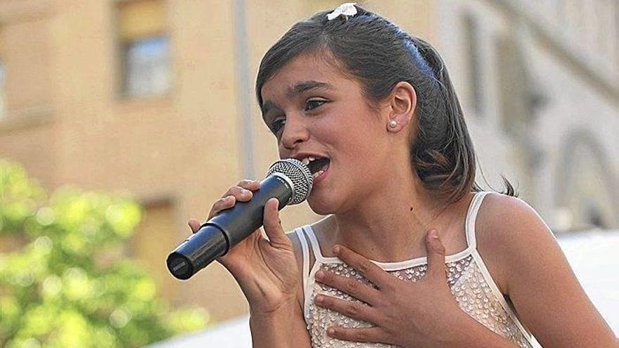 La voz de Amaia Romero llena de vida el centro de Pamplona
