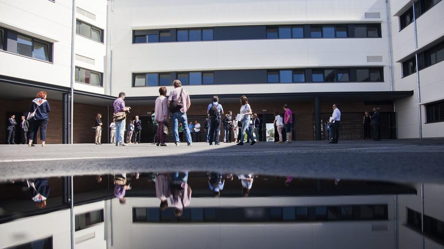 Los bomberos desalojan el instituto de Zabalgana en Vitoria