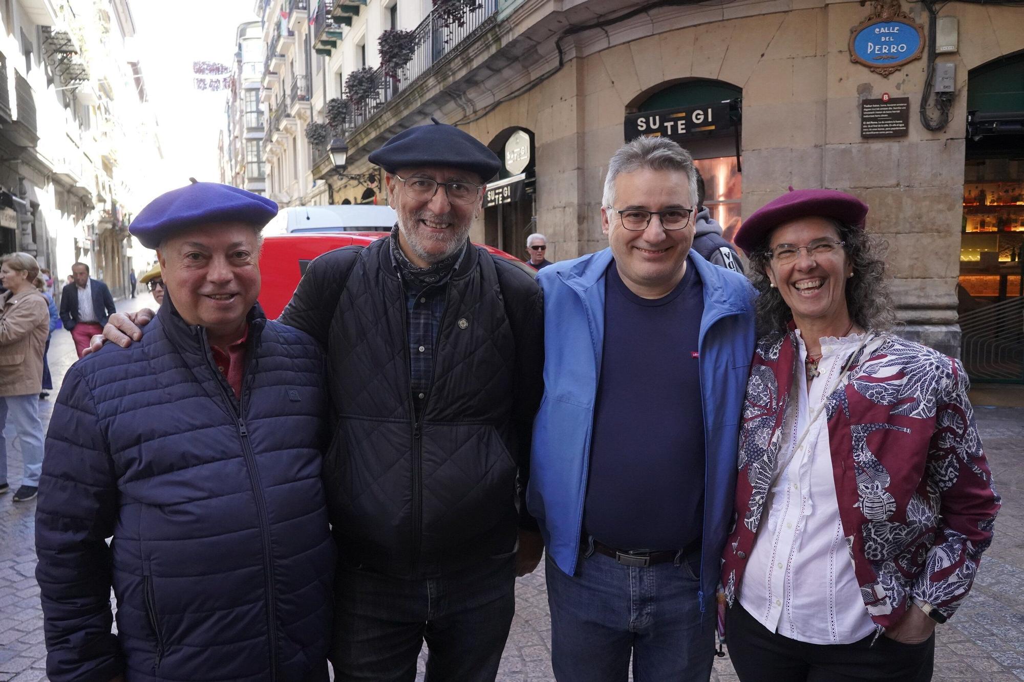 Jujo Ortiz, Juan Armentia, ‘capo’ de la fotografía en Bizkaia; Rafa Pueyo, director deportivo de Surne Bilbao Basket, y Beatriz Marcos.