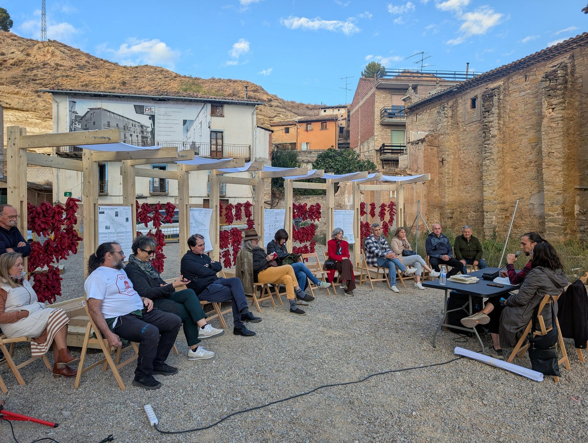 Charla coloquio en el entorno de la iglesia de Montserrat.