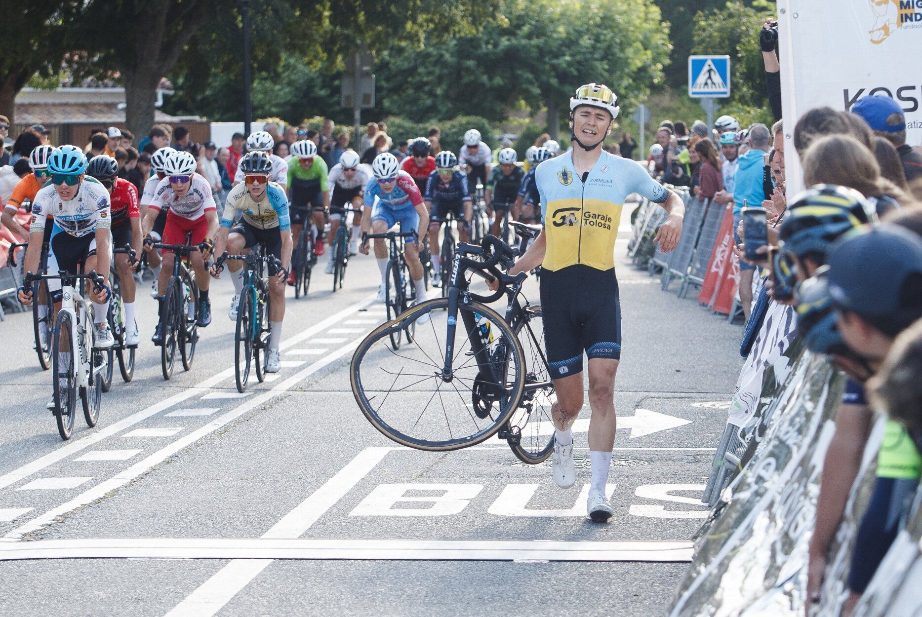 Imágenes de la llegada de la segunda etapa de la Vuelta a Pamplona