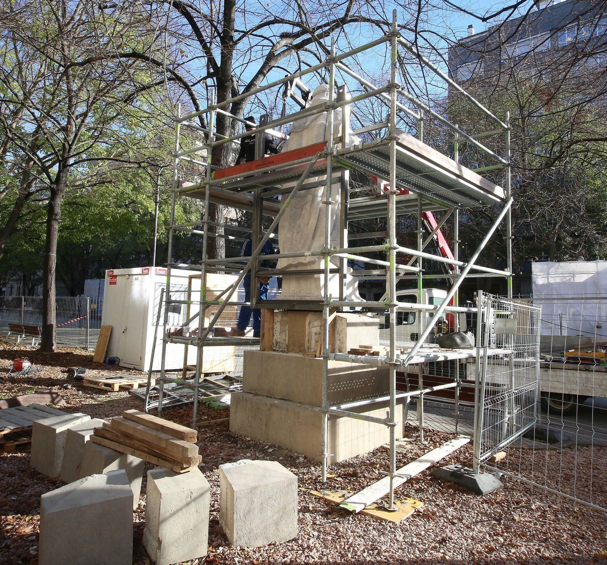 Preparativos para el traslado de las estatuas del Paseo Sarasate