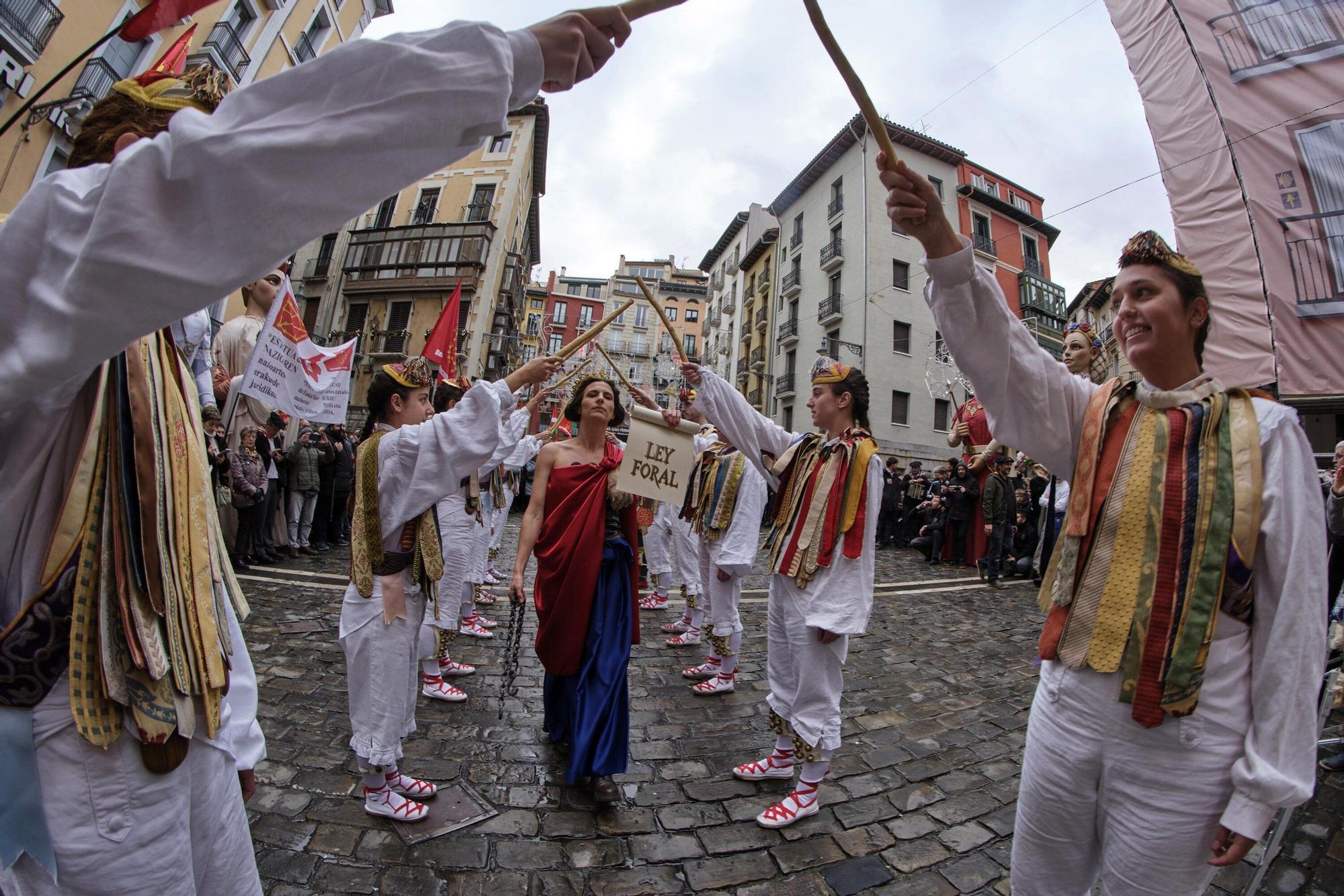 Fotos del homenaje a la estatua que corona el monumento que se erigió hace más de 100 años recordando la lucha popular en el Día de Navarra