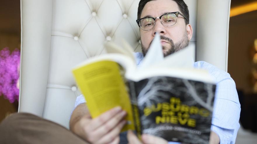 Nicolás Obregón, escritor: “Hay que tener cojones para montar una ficción y expandir la mentira a la sociedad”