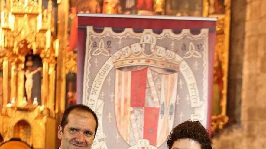 David Gálvez y Anne Miren Troyas sostienen el Premio Príncipe de Viana 2018.