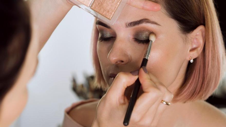 La OCU aconseja evitar maquillajes y esmaltes de uñas en menores de 3 años