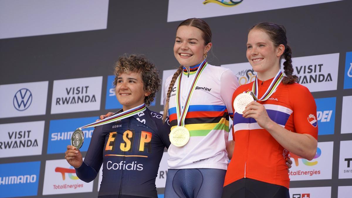 Paula Ostiz, con la medalla de plata, posa en el podio del Mundial de crono júnior.