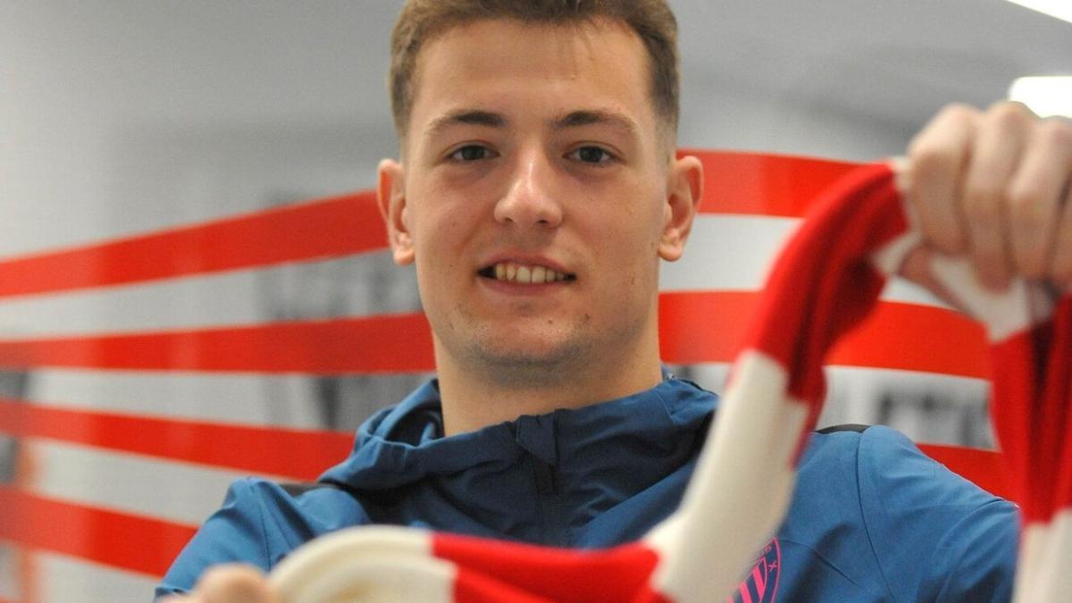 Julen Agirrezabala, con una bufanda del Athletic, en el ‘media day’.