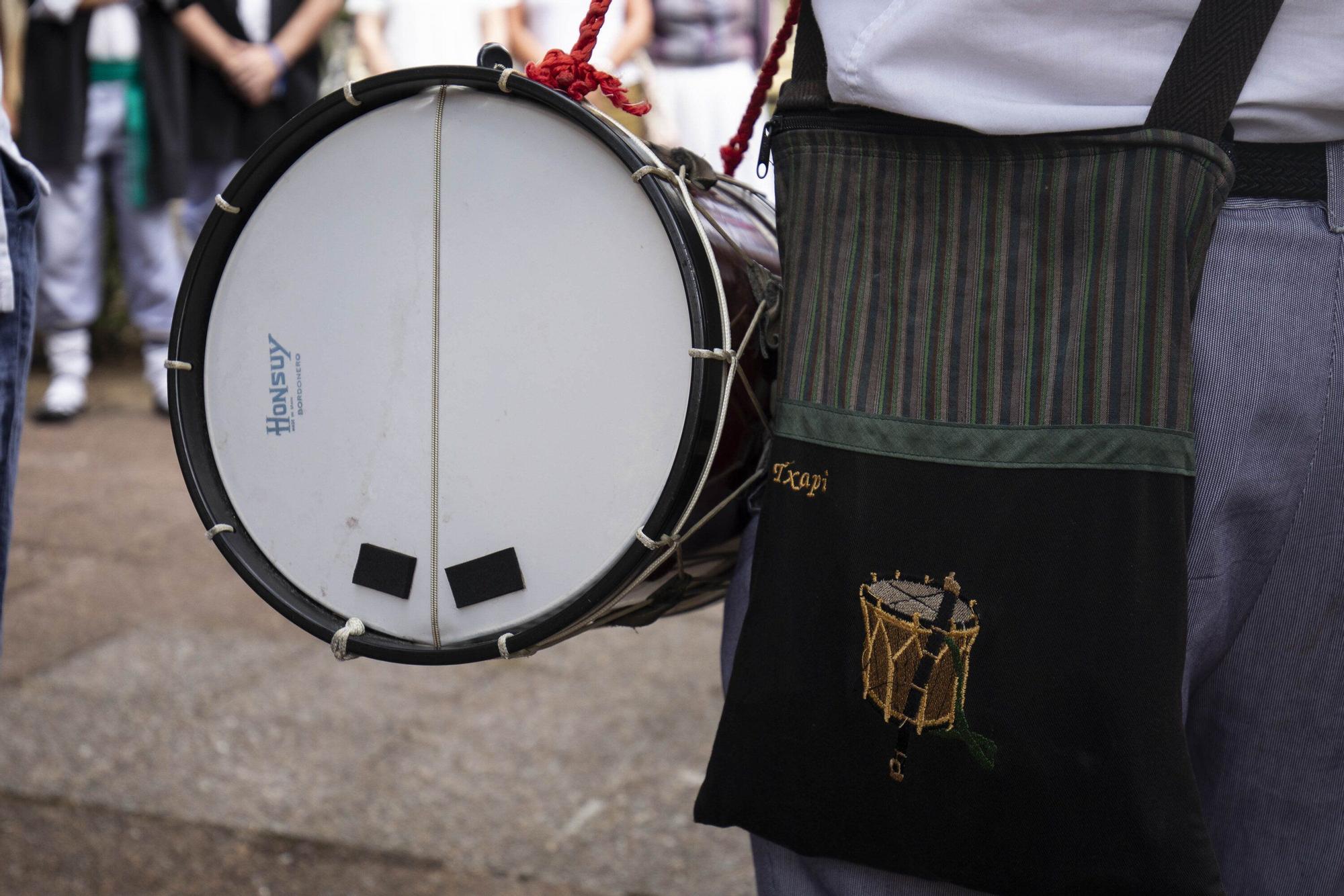 En imágenes: Homenaje en Santa Isabel a los celedones de oro fallecidos