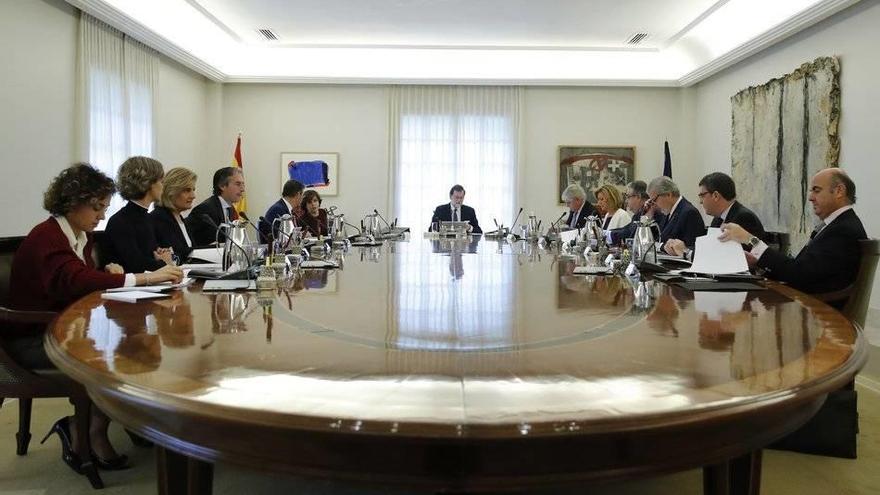El jefe del Ejecutivo, Mariano Rajoy (c), preside la reunión extraordinaria del Consejo de Ministros.