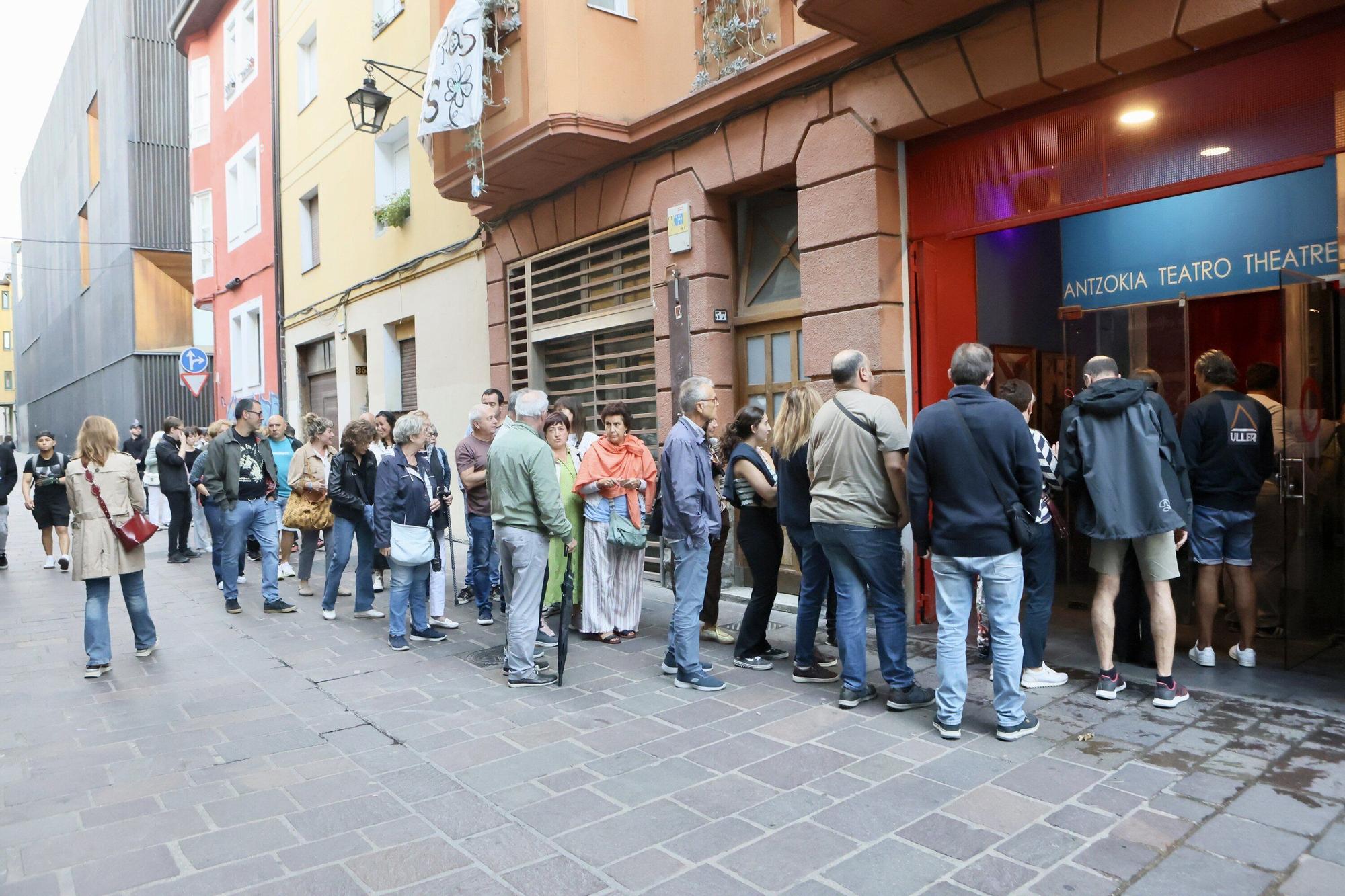 En imágenes: Ortzai representa cada día ‘Modisto Exclusivo para Señoras’