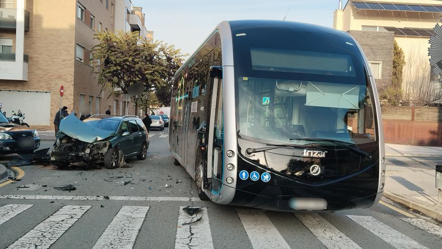 Un coche embiste a un autobús urbano en Tudela y provoca cuantiosos daños