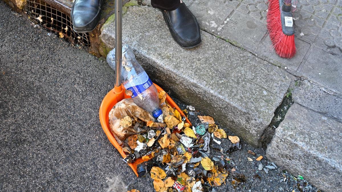 Basura acumulada en la calle Gimnasio