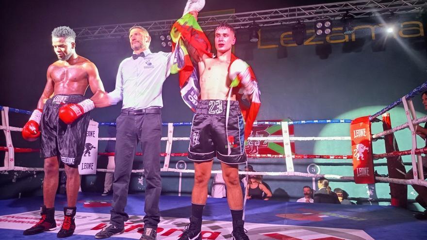 El boxeador vizcaino Erlantz Tejada conquista en Lezama su segunda victoria profesional