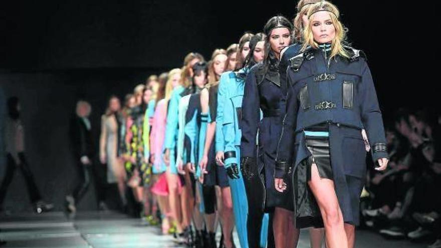 El azul y el negro reinan en los desfiles de Armani y Versace