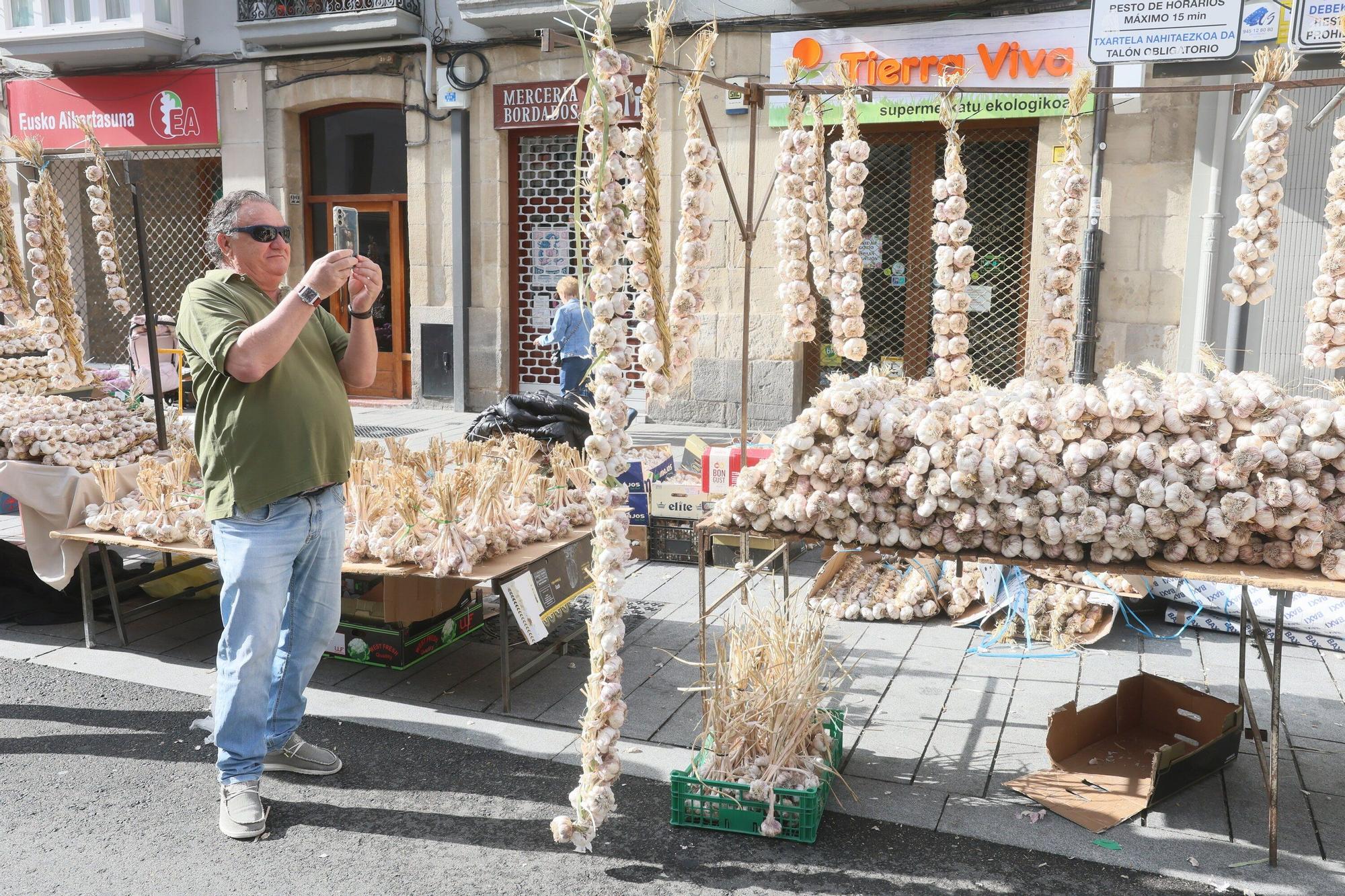 En imágenes: La feria de ajos atrae a los vitorianos un año más