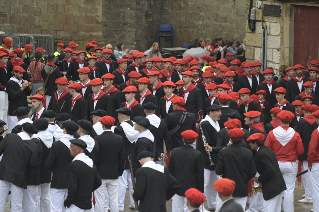 El Alarde desfila por las calles de Hondarribia