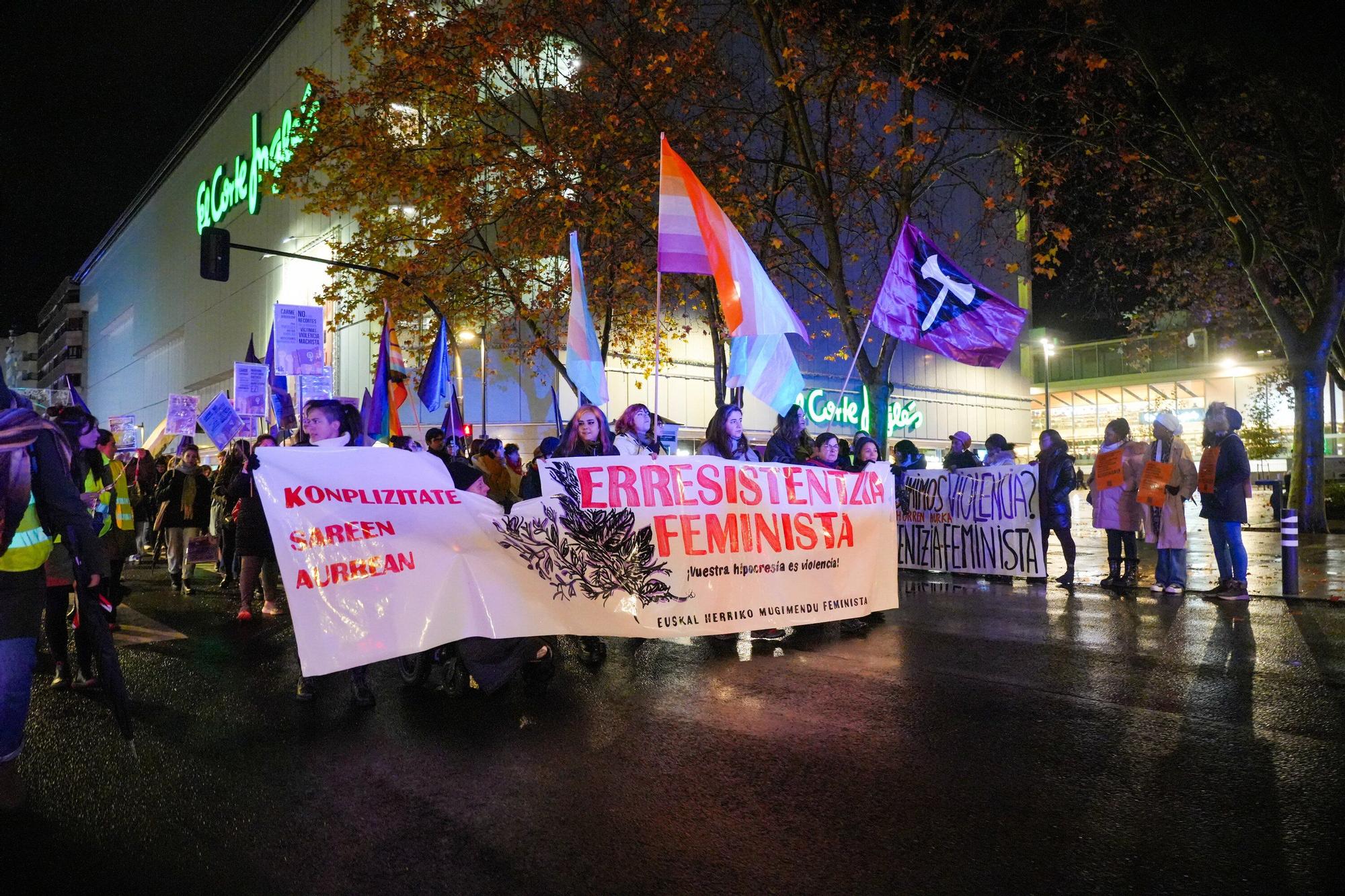 En imágenes: El Movimiento Feminista de Euskal Herria marcha por Vitoria el 25N