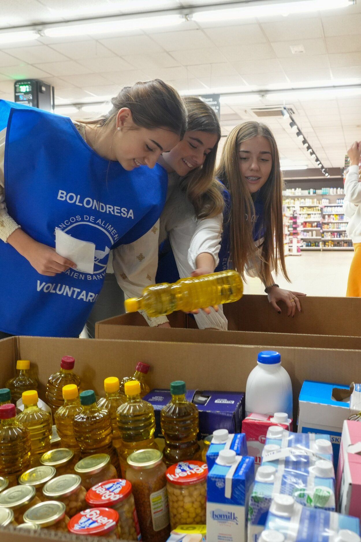 Entrega de una botella de aceite para el Banco de Alimentos de Araba.
