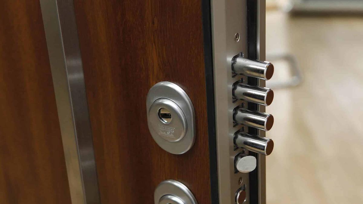 Tener una simple cerradura o una puerta convencional ya no son suficientes, es necesario dotar a la vivienda de sistemas más seguros, como las puertas acorazadas.