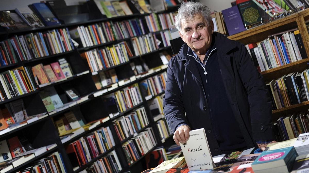 Atxagak bere liburua aurkeztu zuen.