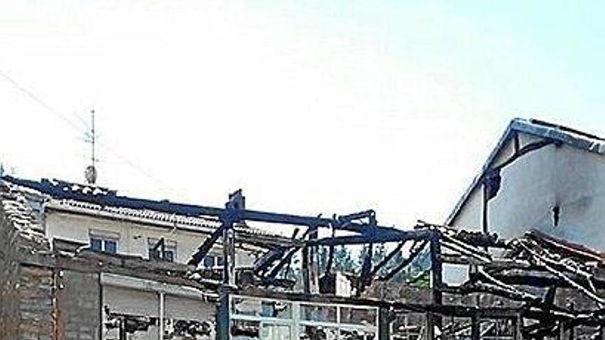 Trasera del edificio de Arragüeta 21, con la parte desprendida.