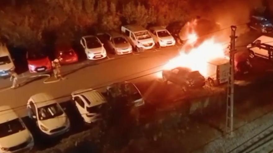Noche de incendios en Bizkaia: cuatro contenedores y tres coches han quedado calcinados