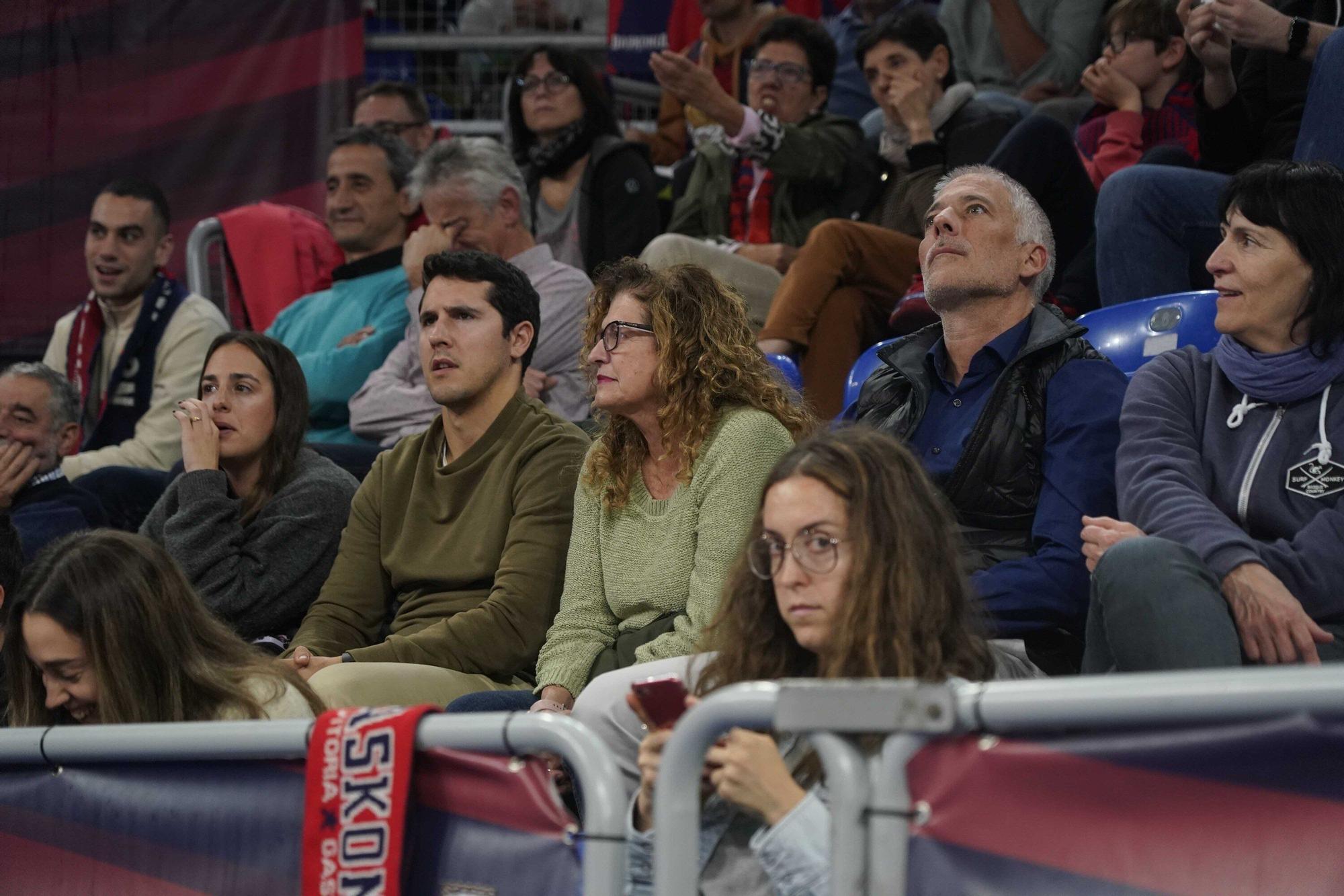 En imágenes: Búscate en las gradas del Buesa Arena en el Baskonia - Dubái