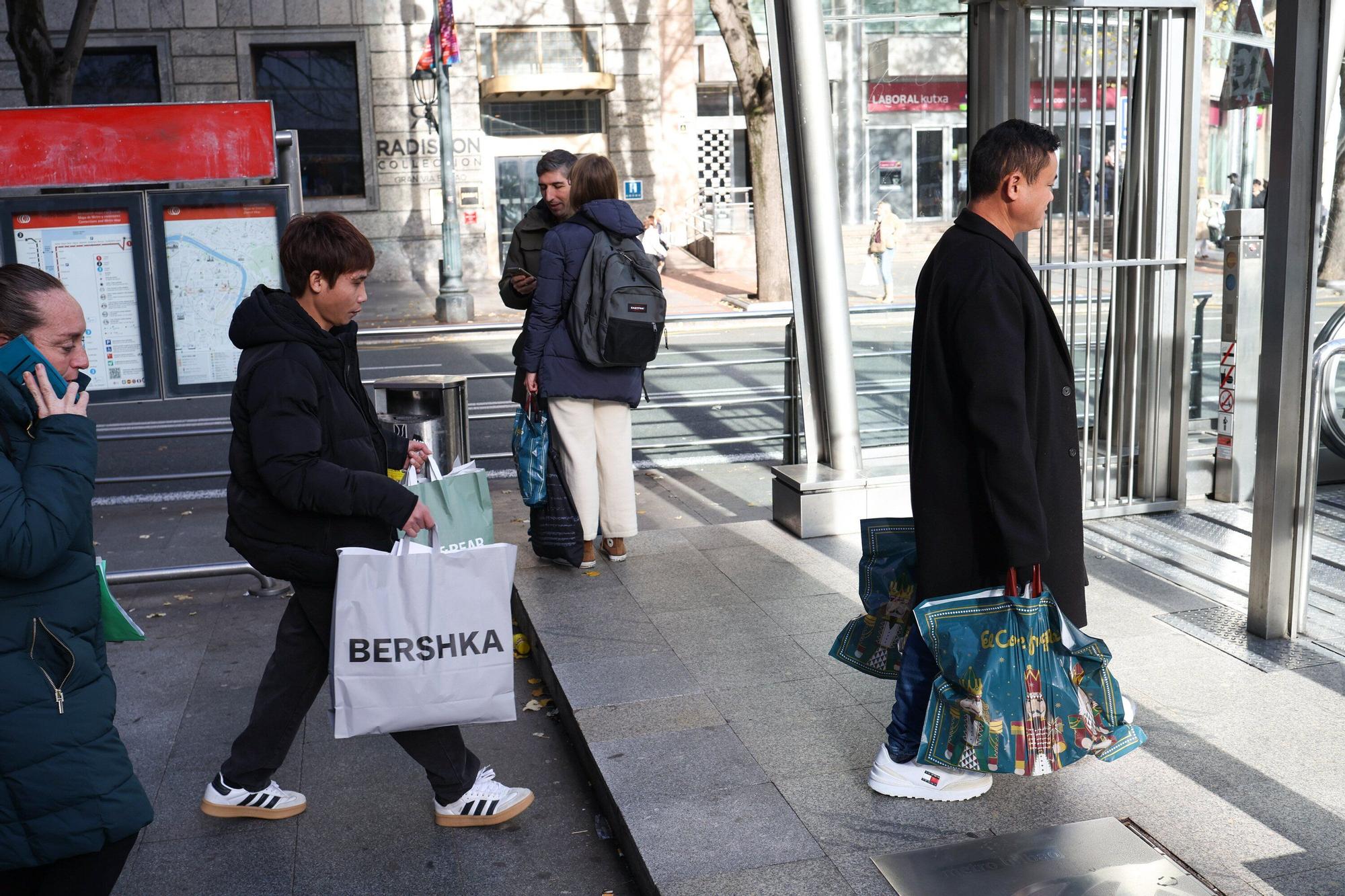 En imágenes: Los bilbainos se echan a la calle por el Black Friday