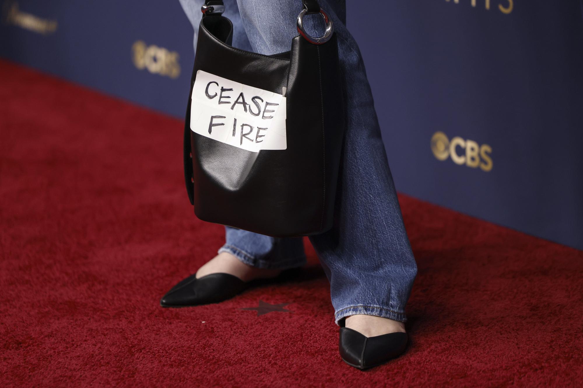 Alta costura y mensajes políticos: Jenna Ortega y Javier Bardem, protagonistas de la alfombra roja de los Emmy 2025