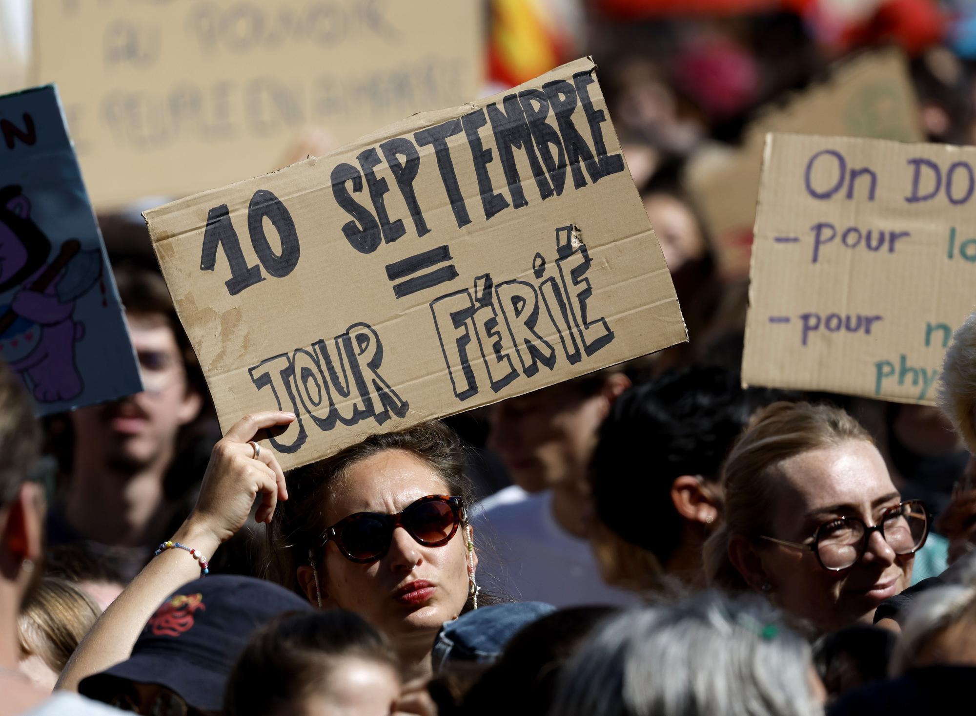 Casi 300 detenidos en una jornada de movilizaciones y bloqueos en Francia
