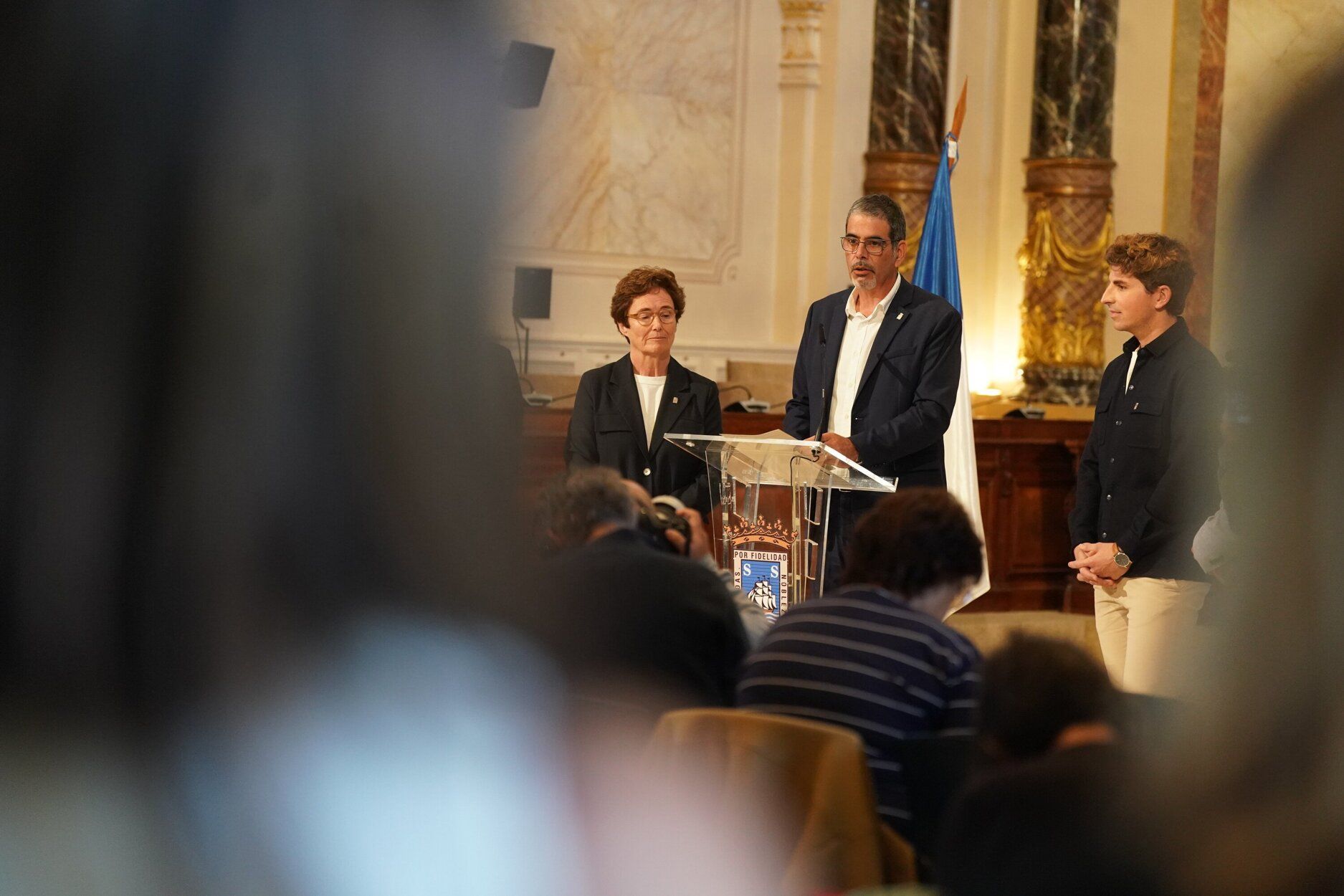 El alcalde de Donostia, Eneko Goia, acompañado de los ediles del PNV, en la comparecencia en la que ha anunciado su adiós