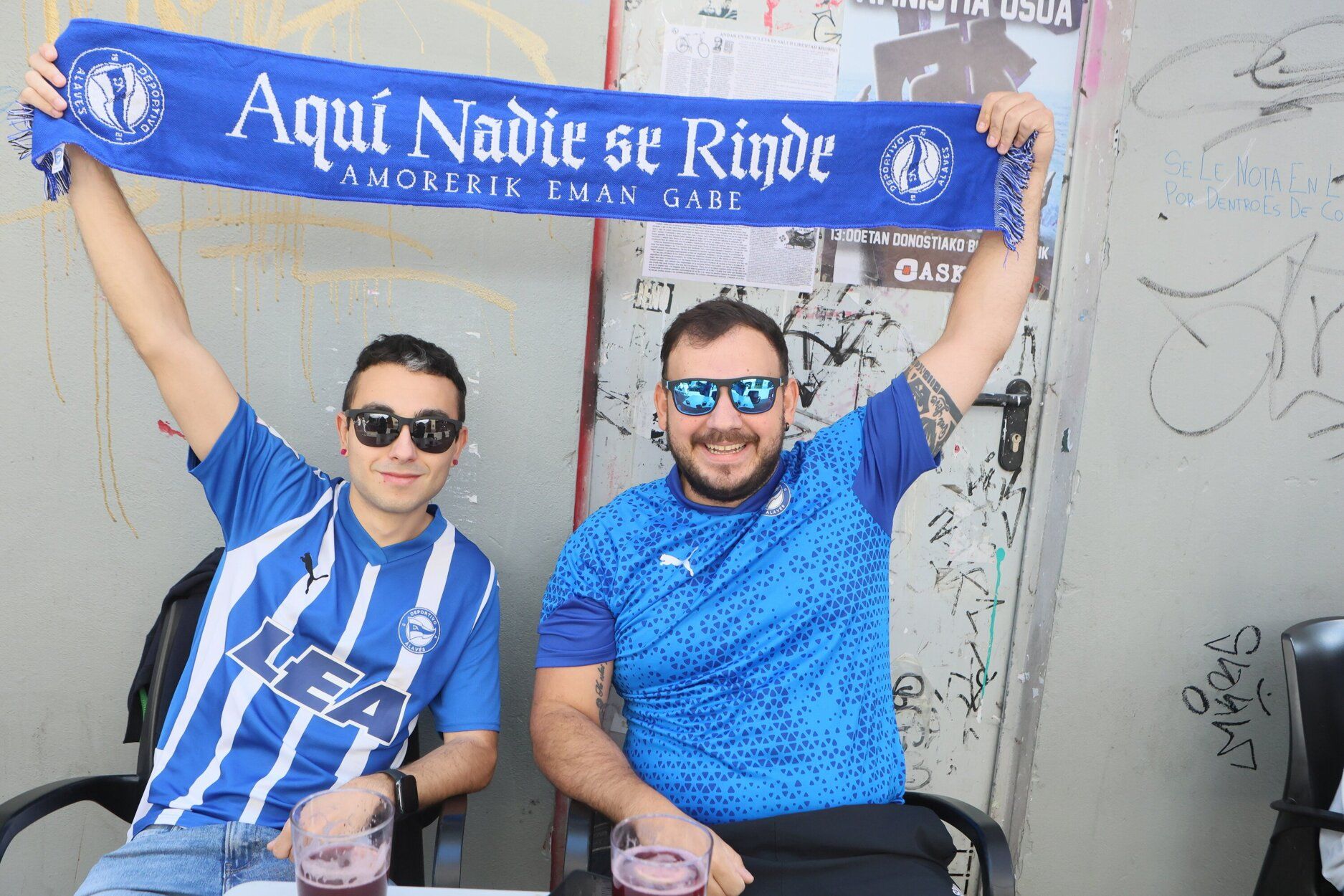 En imágenes: las aficiones de Alavés y Atlético se dejan notar en Vitoria