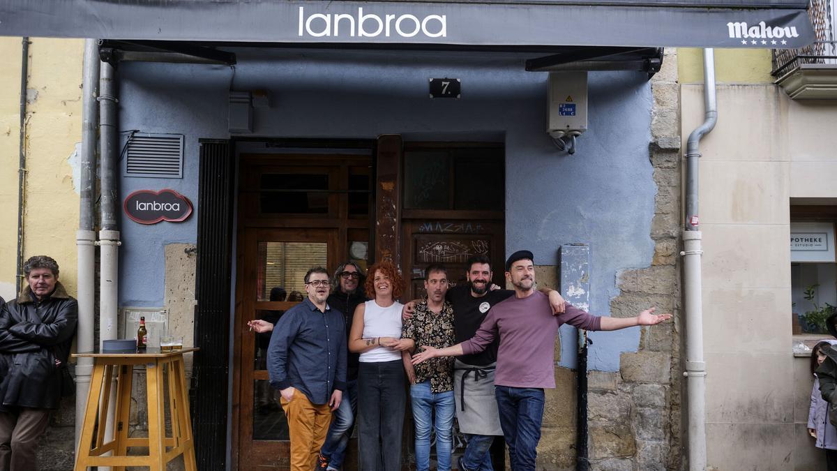 Los nuevos propietarios y trabajadores del bar Lanbroa posan en la entrada del local momentos antes de su reapertura en la calle Descalzos.