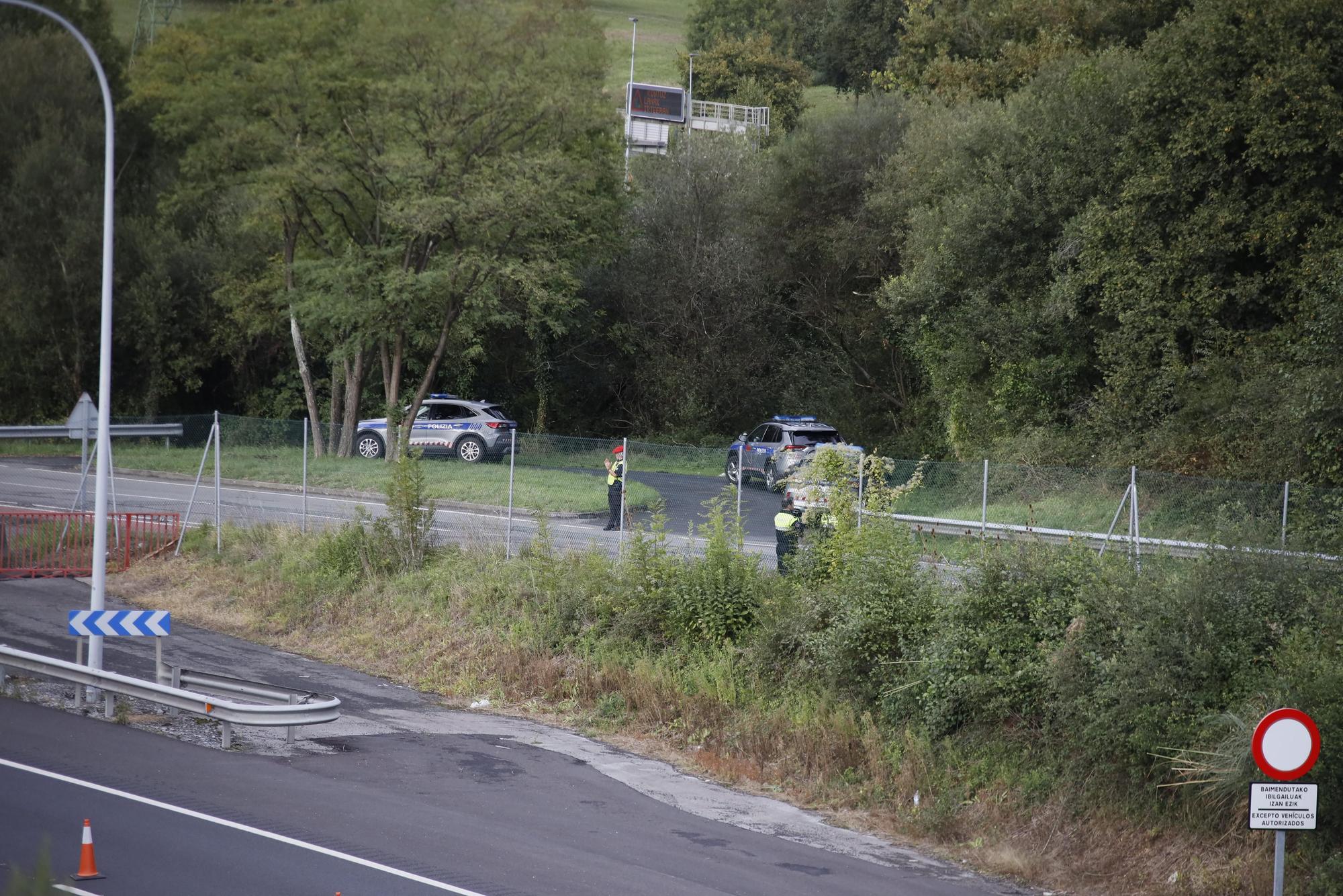 En imágenes: un coche desde la carretera de Arrigorriaga a la A-68