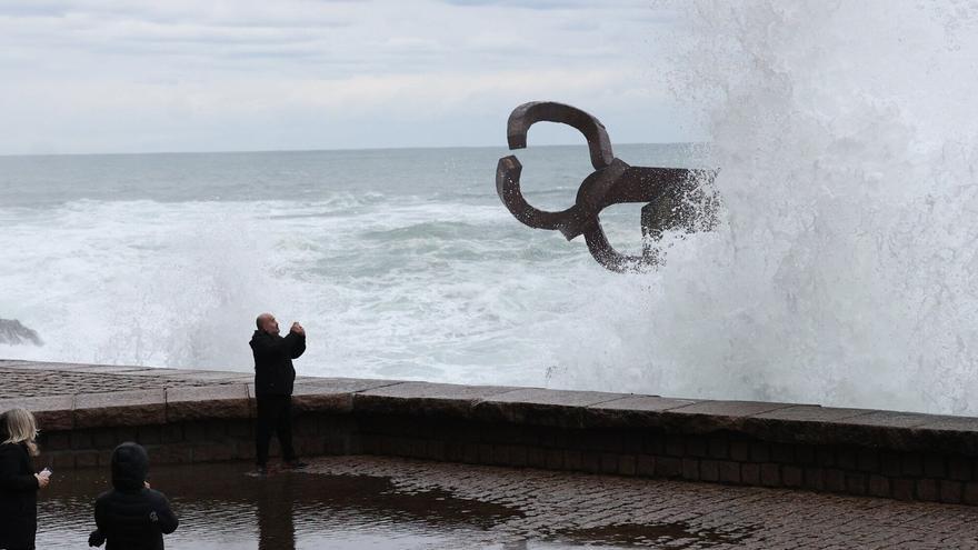 Cierran el Paseo Nuevo, el Peine del Viento y el espigón de la Zurriola debido al oleaje