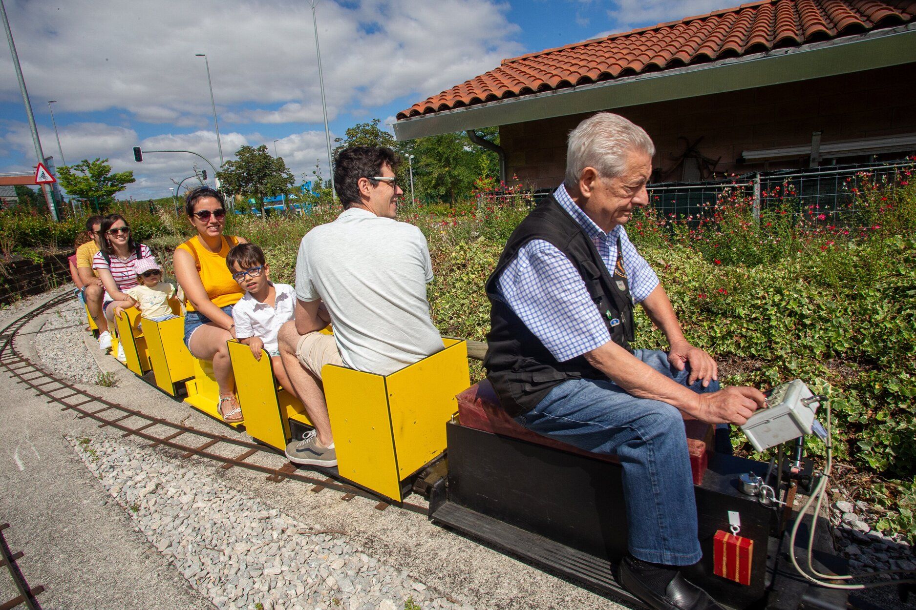 FOTOS | Budimir disfruta con su familia y se monta en el tren de Trinitarios