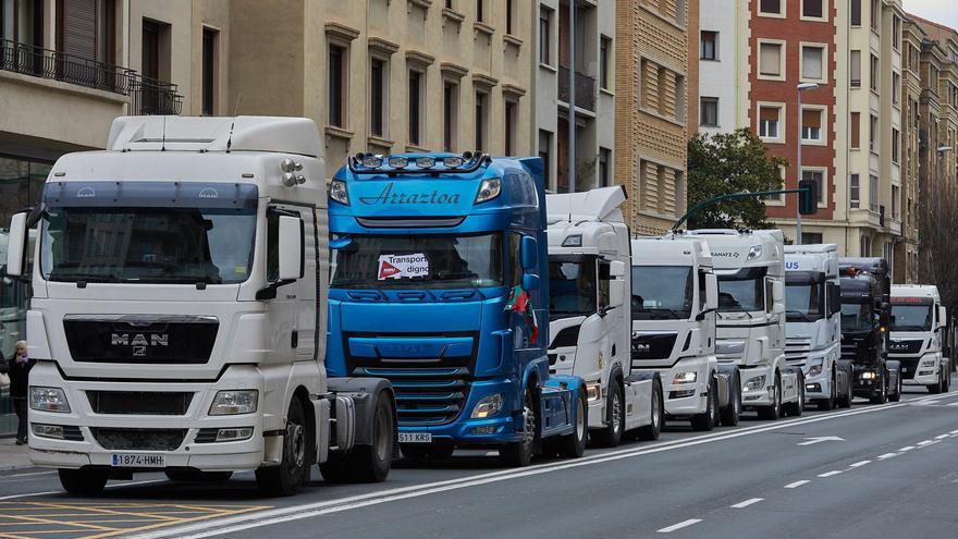 El transporte navarro se moviliza: primera camionada en Pamplona &quot;contra la inacción&quot; del Gobierno foral