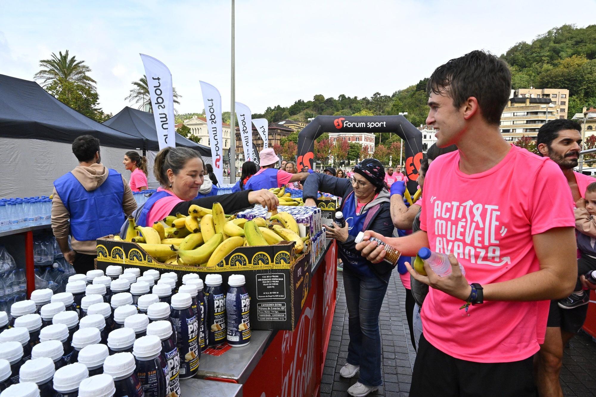 En imágenes: los paraguas tiñen la marea rosa de Bilbao
