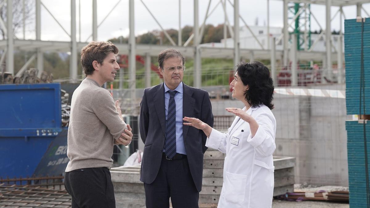 Jon Insausti y Alberto Martínez durante la visita a las obras del nuevo edificio de protonterapia.