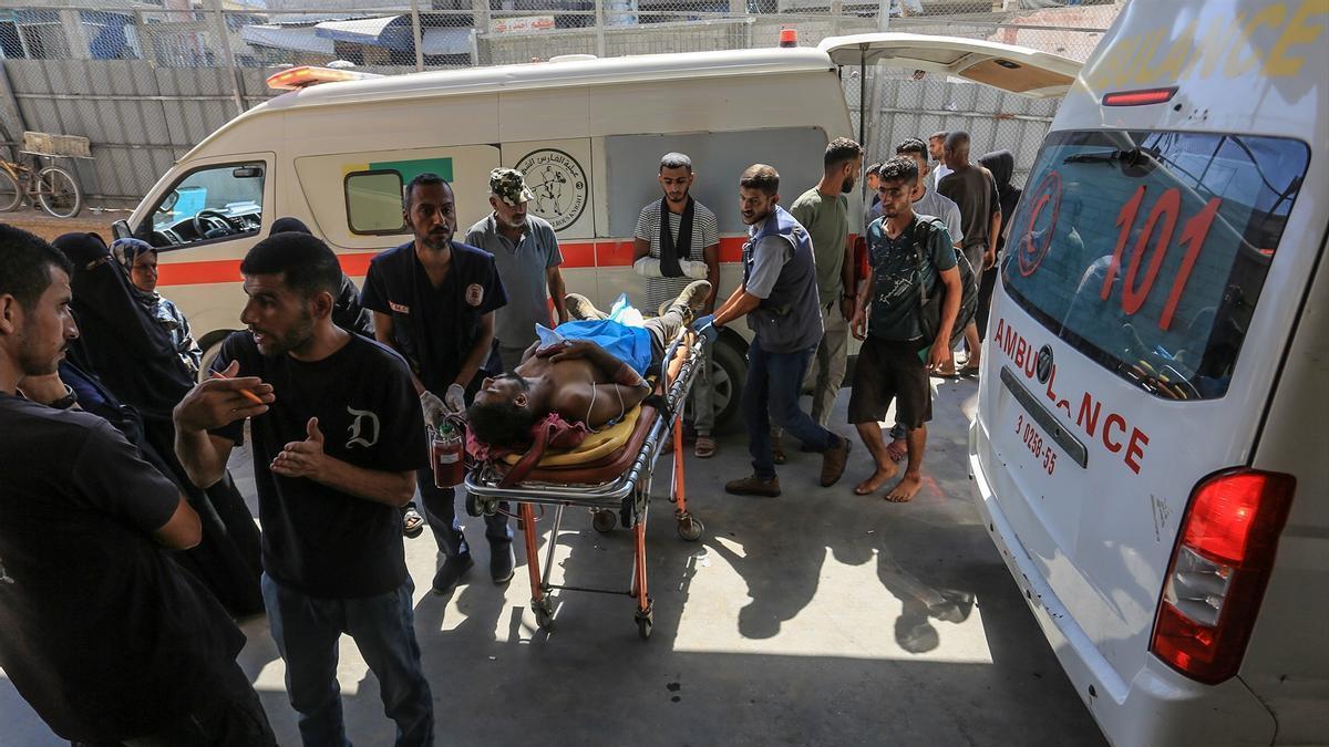 Varios palestinos heridos a su llegada al hospital Nasser, en Jan Yunis (Gaza) el pasado 20 de agosto.