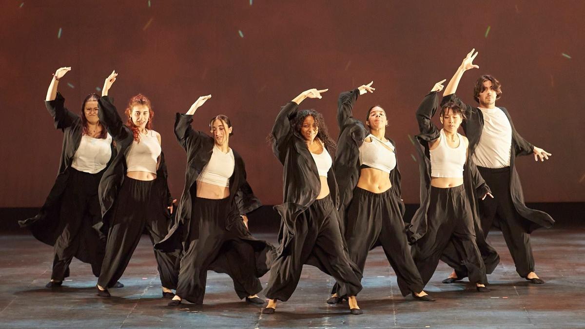El grupo de K-Pop HAZE de la Escuela de Danza Ravel, interpretando una de sus coreografías.