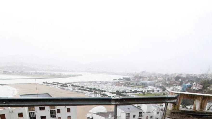 Imagen del socavón provocado en Hondarribia.