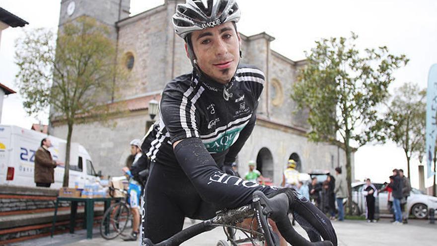 El ciclista Igor Romero, con el atuendo de su anterior equipo.