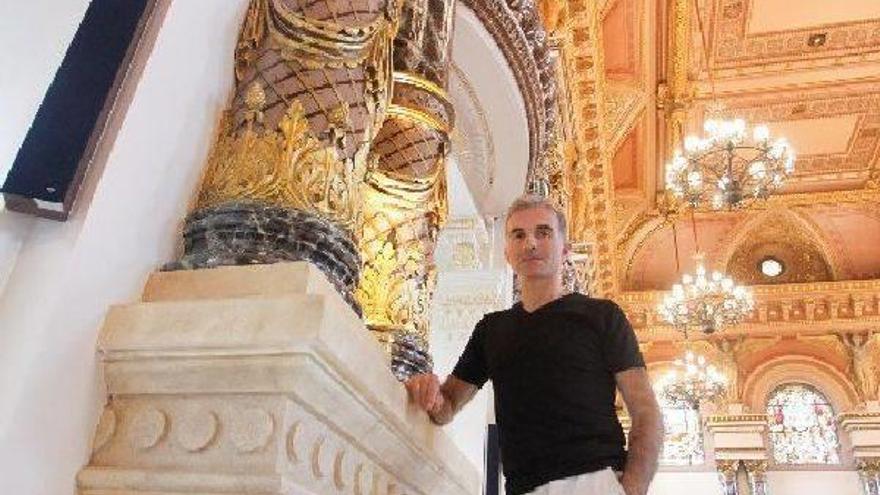 “He querido suprimir la decadencia y el aire rancio que tenía el salón de Plenos”