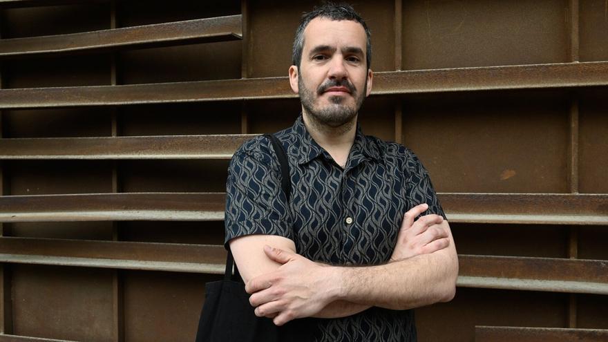 &quot;Creo en la escritura como acto de resistencia ante el declive humano&quot;