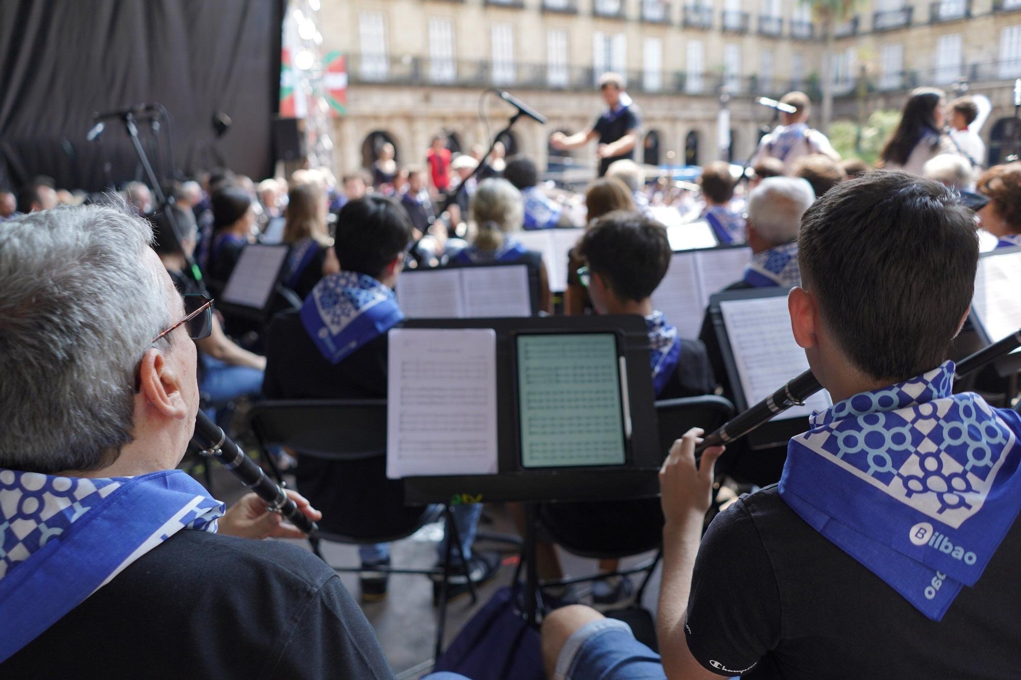 En imágenes: alarde de Txistularis en la Plaza Nueva de Bilbao por Aste Nagusia