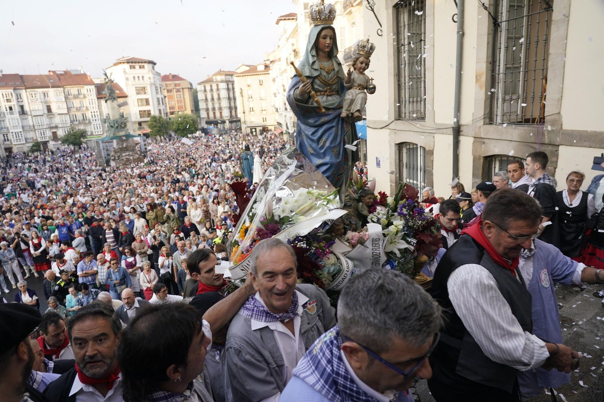 En imágenes: Miles de vitorianos acompañan a la Virgen Blanca en el Rosario de la Aurora