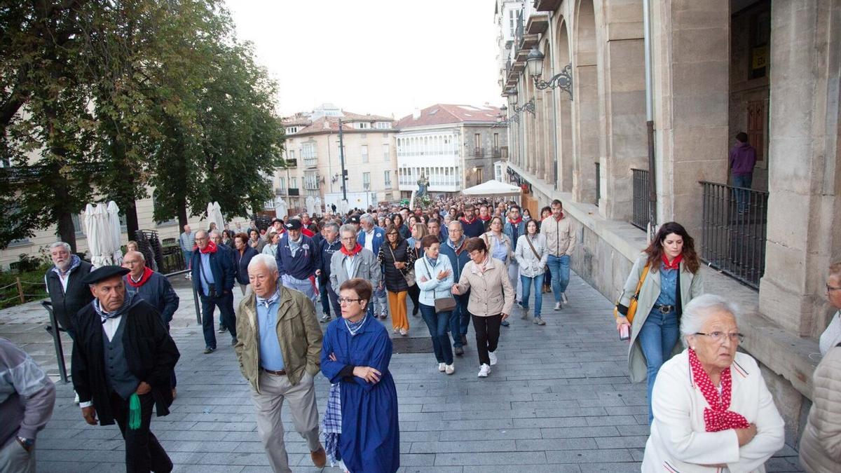 Los alaveses siguiendo los pasos de la estatua de la Virgen
